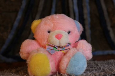 Pembe oyuncak ayının yakın plan resmi.