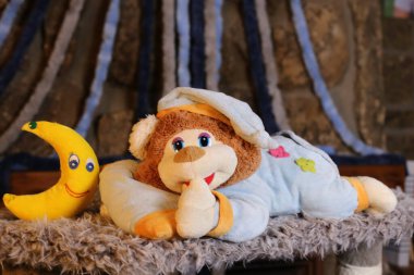 Pijamalı oyuncak ayının yakın plan fotoğrafı.