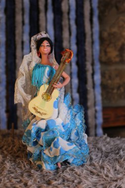 Gitar çalarken çekilen yakın plan bebek resmi.