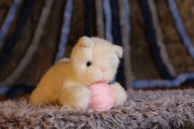 Yavru kedi yumuşak oyuncağının yakın plan çekimi