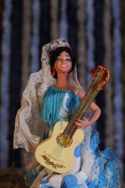 Gitar çalarken çekilen yakın plan bebek resmi.