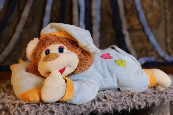 Pijamalı oyuncak ayının yakın plan fotoğrafı.
