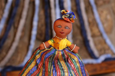 Halıdaki el yapımı bebeğin yakın çekim görüntüleri.