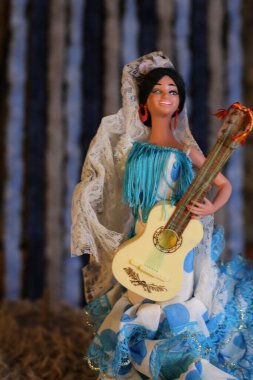 Gitar çalarken çekilen yakın plan bebek resmi.