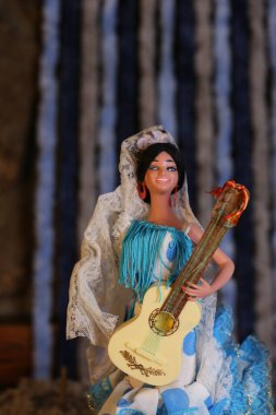 Gitar çalarken çekilen yakın plan bebek resmi.