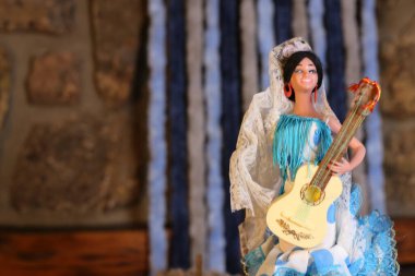 Gitar çalarken çekilen yakın plan bebek resmi.