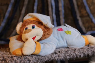 Pijamalı oyuncak ayının yakın plan fotoğrafı.