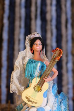 Gitar çalarken çekilen yakın plan bebek resmi.