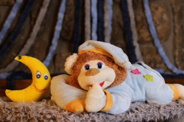 Pijamalı oyuncak ayının yakın plan fotoğrafı.