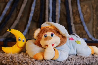 Pijamalı oyuncak ayının yakın plan fotoğrafı.