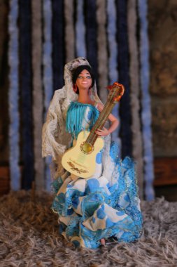 Gitar çalarken çekilen yakın plan bebek resmi.