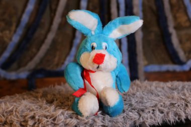 Yumuşak tavşan oyuncağının yakın plan çekimi