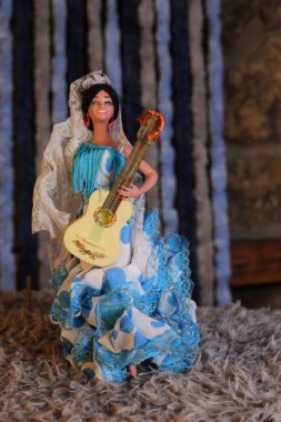 Gitar çalarken çekilen yakın plan bebek resmi.