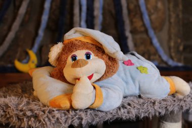 Pijamalı oyuncak ayının yakın plan fotoğrafı.