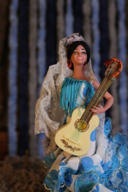 Gitar çalarken çekilen yakın plan bebek resmi.