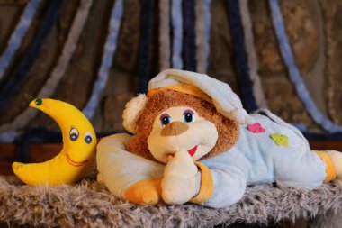 Pijamalı oyuncak ayının yakın plan fotoğrafı.