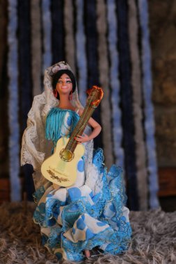 Gitar çalarken çekilen yakın plan bebek resmi.
