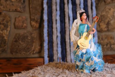 Gitar çalarken çekilen yakın plan bebek resmi.