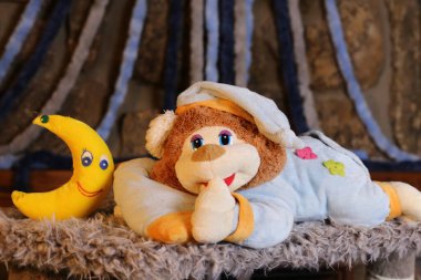 Pijamalı oyuncak ayının yakın plan fotoğrafı.