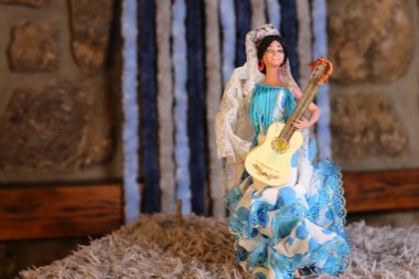 Gitar çalarken çekilen yakın plan bebek resmi.