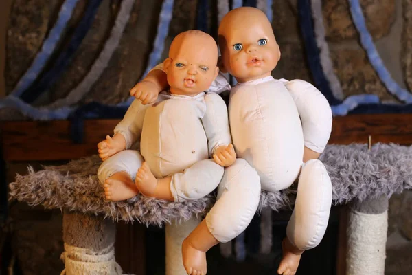 カーペットの上でヴィンテージの赤ん坊人形のクローズアップショット — ストック写真