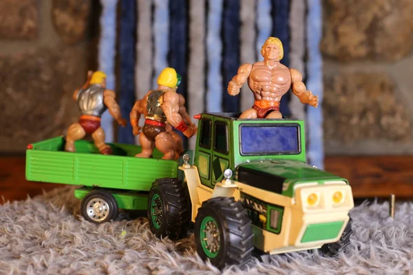おもちゃのトラックと男の人形のクローズアップショット — ストック写真