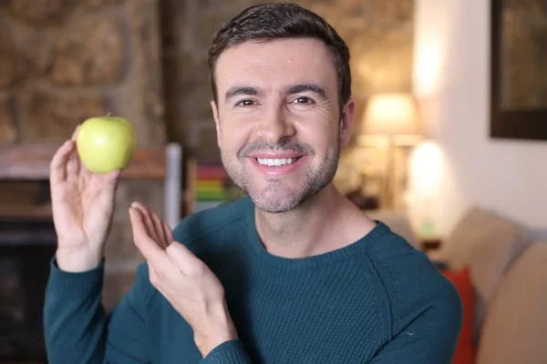 Närbild Porträtt Stilig Ung Man Med Grönt Äpple Hemma — Stockfoto