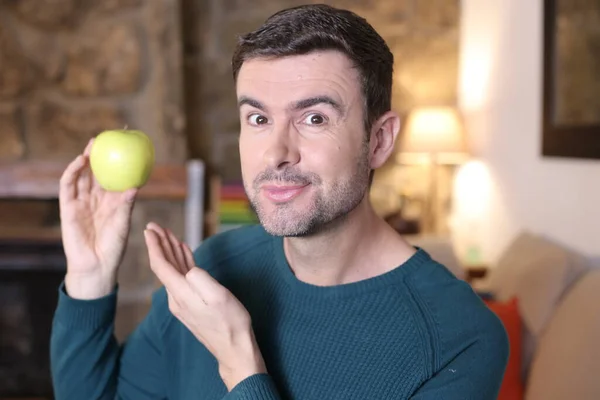 Närbild Porträtt Stilig Ung Man Med Grönt Äpple Hemma — Stockfoto