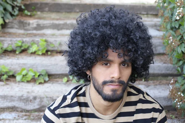 Potret Close Pemuda Tampan Dengan Potongan Rambut Afro Luar Ruangan — Stok Foto