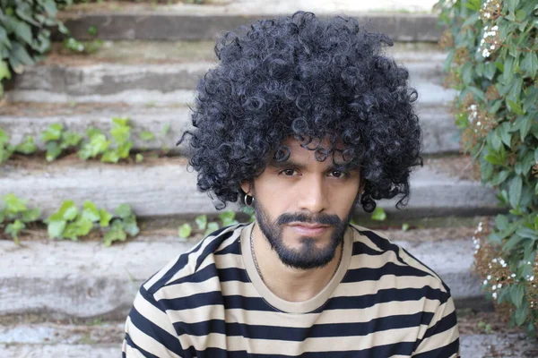 Potret Close Pemuda Tampan Dengan Potongan Rambut Afro Luar Ruangan — Stok Foto