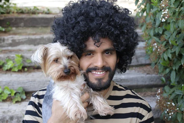 Close Retrato Belo Jovem Com Corte Cabelo Afro Segurando Bonito — Fotografia de Stock