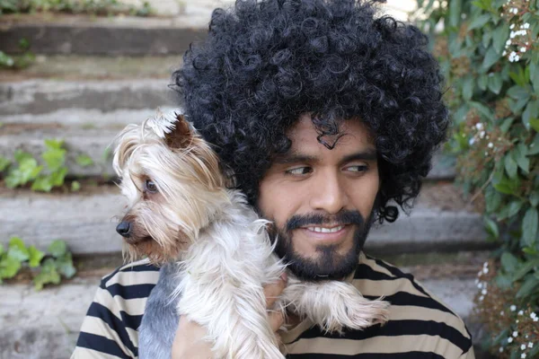 年轻英俊男子的近照 留着非洲式的发型 在户外抱着可爱的狗 — 图库照片
