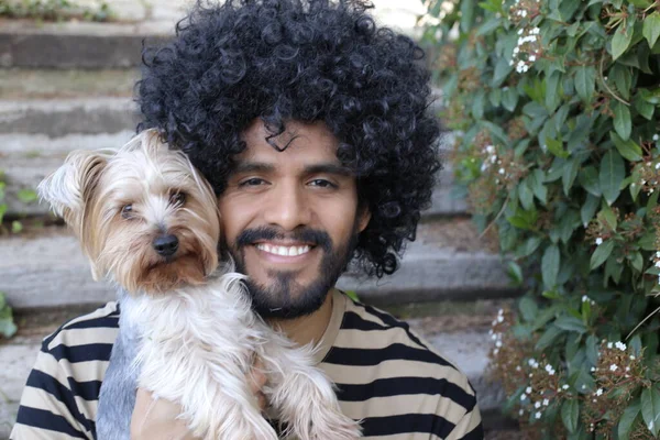 Close Retrato Belo Jovem Com Corte Cabelo Afro Segurando Bonito — Fotografia de Stock