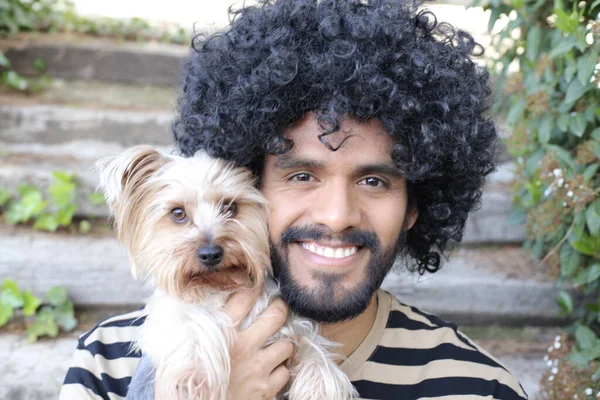 Close Retrato Belo Jovem Com Corte Cabelo Afro Segurando Bonito — Fotografia de Stock