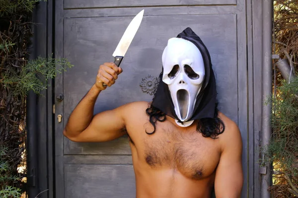 Крупный План Портрета Красивого Молодого Человека Рубашки Кричащей Маске Ножом — стоковое фото