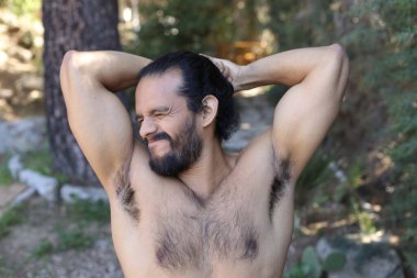 Dışarıdaki yakışıklı, üstsüz genç adamın yakın plan portresi.