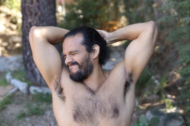 Dışarıdaki yakışıklı, üstsüz genç adamın yakın plan portresi.