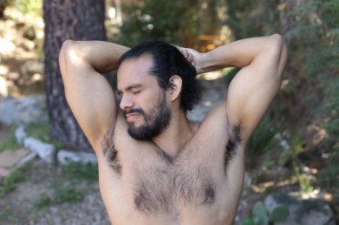 Dışarıdaki yakışıklı, üstsüz genç adamın yakın plan portresi.