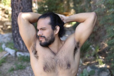 Dışarıdaki yakışıklı, üstsüz genç adamın yakın plan portresi.