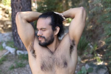 Dışarıdaki yakışıklı, üstsüz genç adamın yakın plan portresi.