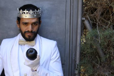 Kral tacıyla karnaval kostümlü yakışıklı genç adamın yakın plan portresi.