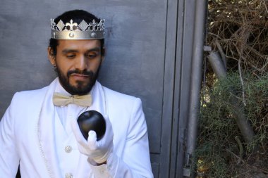 Kral tacıyla karnaval kostümlü yakışıklı genç adamın yakın plan portresi.