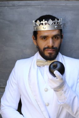 Kral tacıyla karnaval kostümlü yakışıklı genç adamın yakın plan portresi.