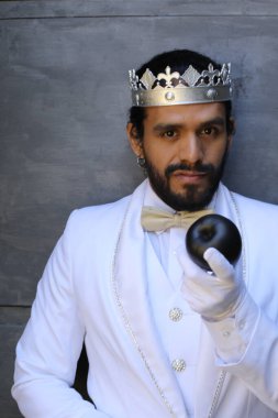 Kral tacıyla karnaval kostümlü yakışıklı genç adamın yakın plan portresi.