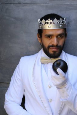 Kral tacıyla karnaval kostümlü yakışıklı genç adamın yakın plan portresi.