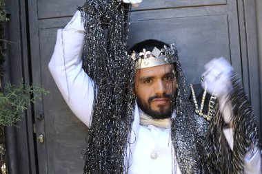 Kral tacıyla karnaval kostümlü yakışıklı genç adamın yakın plan portresi.