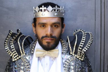 Kral tacıyla karnaval kostümlü yakışıklı genç adamın yakın plan portresi.