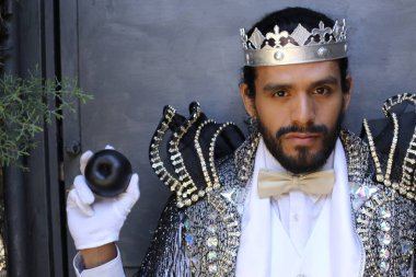 Kral tacıyla karnaval kostümlü yakışıklı genç adamın yakın plan portresi.