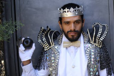 Kral tacıyla karnaval kostümlü yakışıklı genç adamın yakın plan portresi.