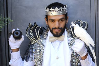 Kral tacıyla karnaval kostümlü yakışıklı genç adamın yakın plan portresi.